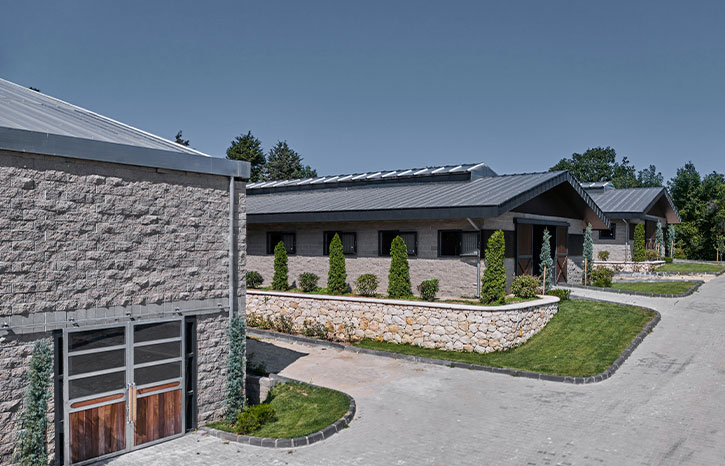 ٥ اتجاهات تُشكّل تصميم منشآت الفروسية الفاخرة في أوروبا